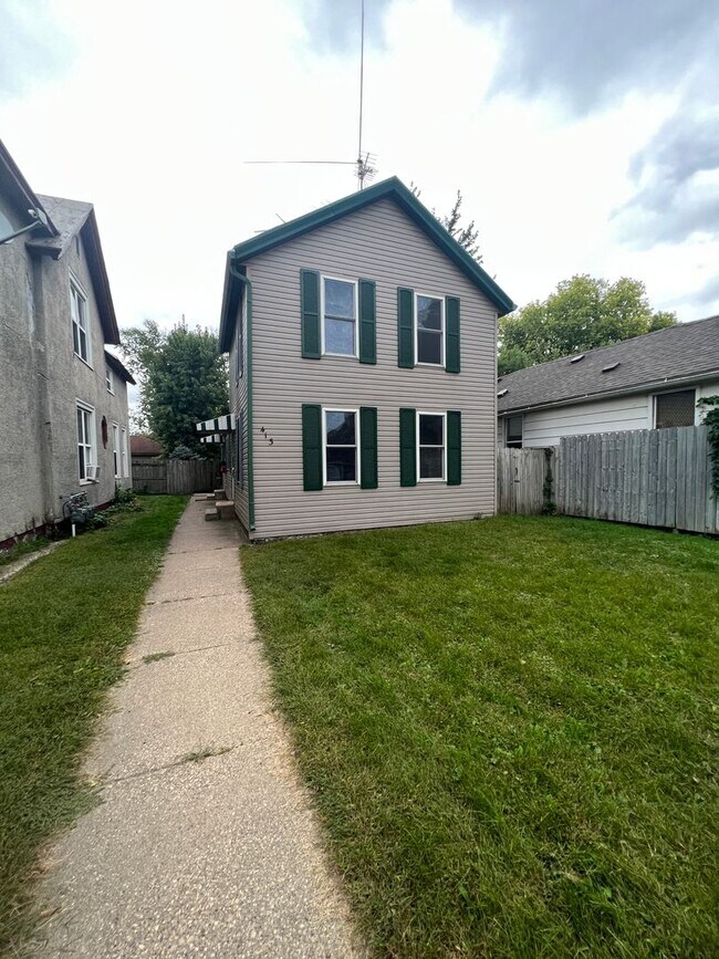 Foto del edificio - Four Bedroom Home in La Crosse