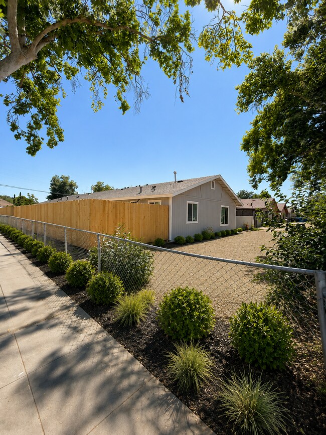 Building Photo - 148 E Amador St