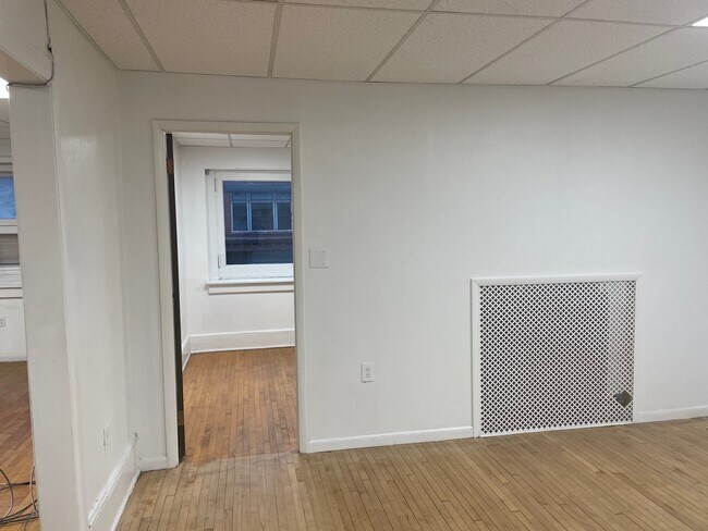Building Photo - 204 N Centre St
