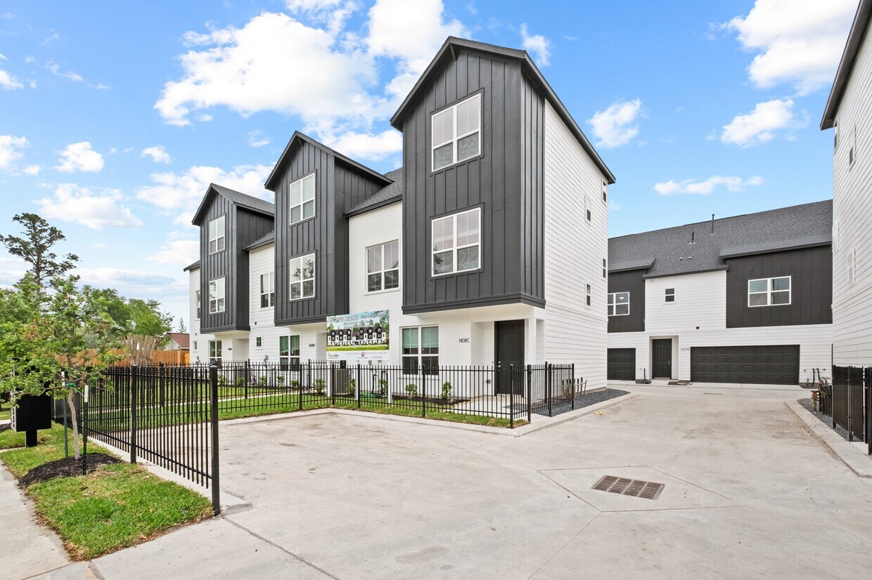 Primary Photo - 1402 Wycliffe Dr