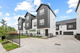 Building Photo - 1402 Wycliffe Dr