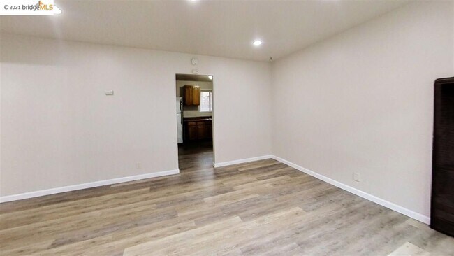 Building Photo - 980 Apgar St