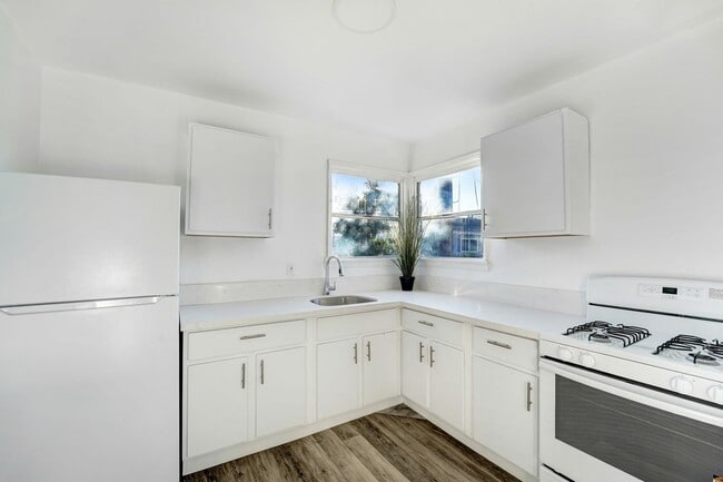 Building Photo - Bright and Spacious Upper-Floor Studio Apartment with Parking