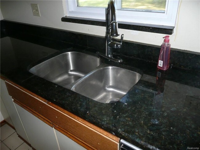 Building Photo - 4044 Country Club Dr