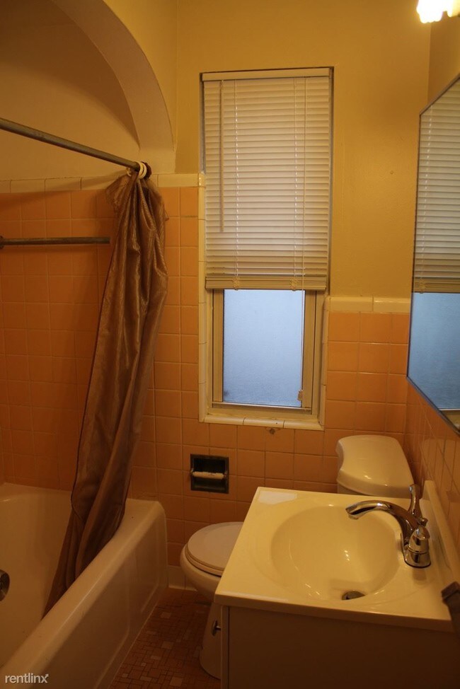 Foto del edificio - 19141 Montrose St