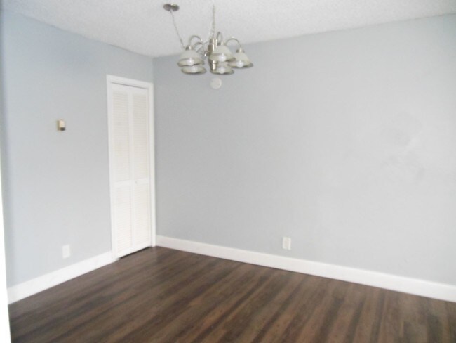 Building Photo - 2 br, 1 bath House - 818 W TIFFANY DR #4