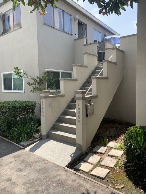 Building Photo - 1606 S Bundy Dr
