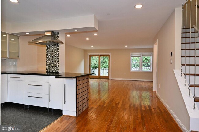 Foto del edificio - Discover an exquisite opportunity to lease a stunning end-of-row townhouse in the prestigious Bet...