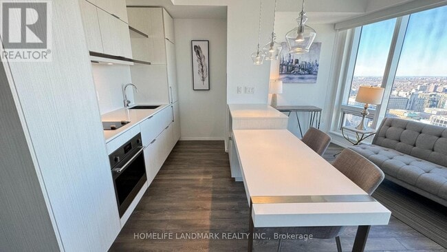 Building Photo - 197 Yonge St