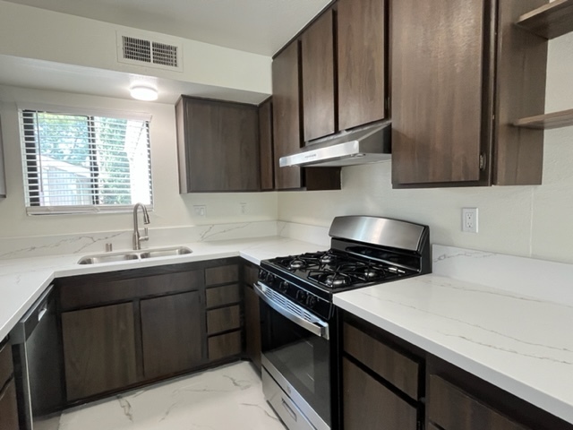 Kitchen - 10780 Woodley Ave