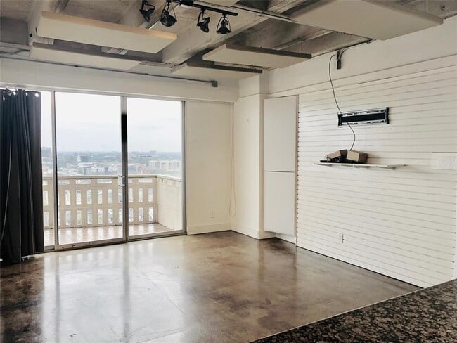 Building Photo - 2016 Main St