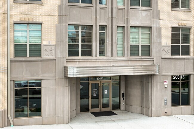 Entrada del edificio - Fairchild Apartments
