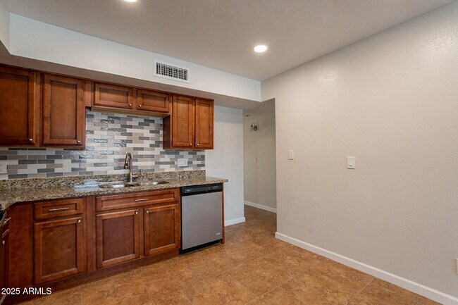 Building Photo - 6206 E Glencove St