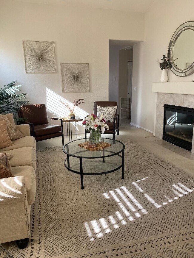 Building Photo - Lovely East Side Home