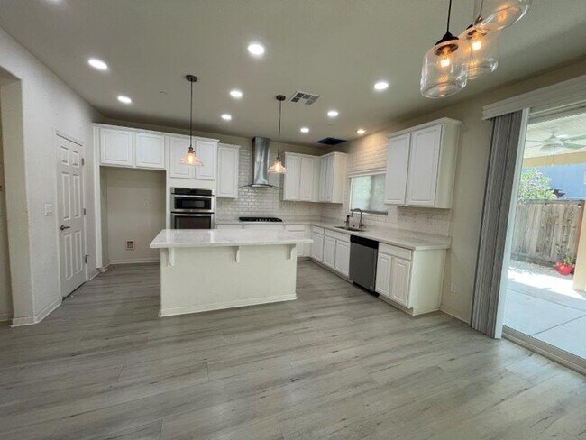 Foto del edificio - Gorgeous 4 Bed Located in Great Gated Community
