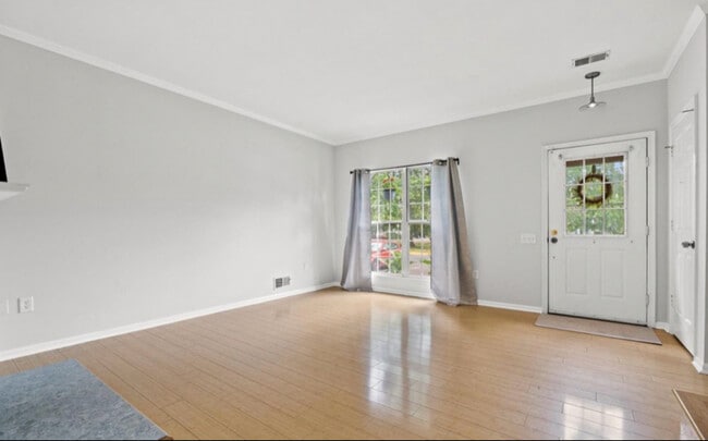 Foto del edificio - 7136 Strawn Ct