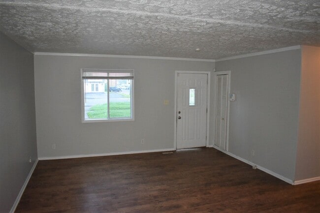 Building Photo - Spacious 3 bed 1 bath ranch style home.