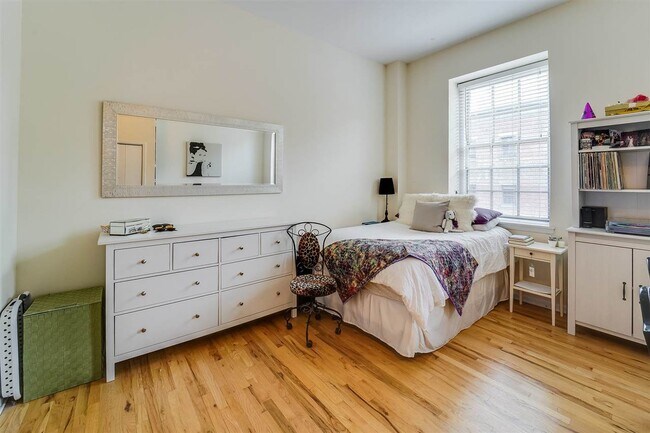 Foto del edificio - 341 Monmouth St