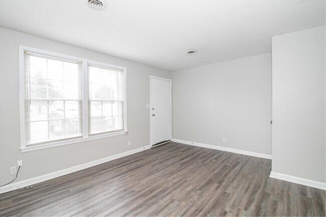 Building Photo - 812-E Golfview Place