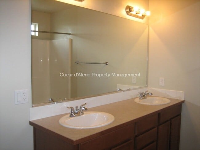 Building Photo - 3 bed, 2.5 bath house