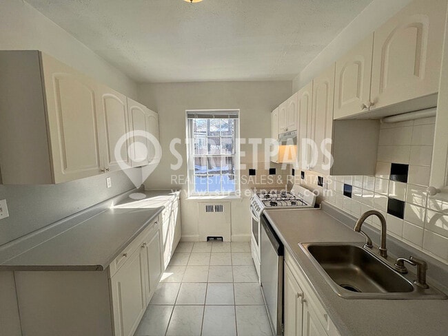 Building Photo - 1139 Beacon St