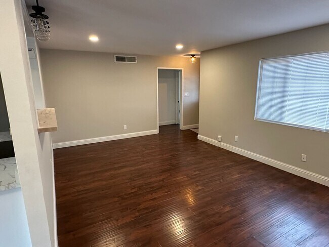 Foto del edificio - 2535 W. BEECH AVE - 3 BEDROOM 2 BATH - SW ...