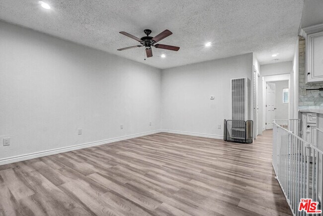 Foto del edificio - 3265 Santa Fe Ave