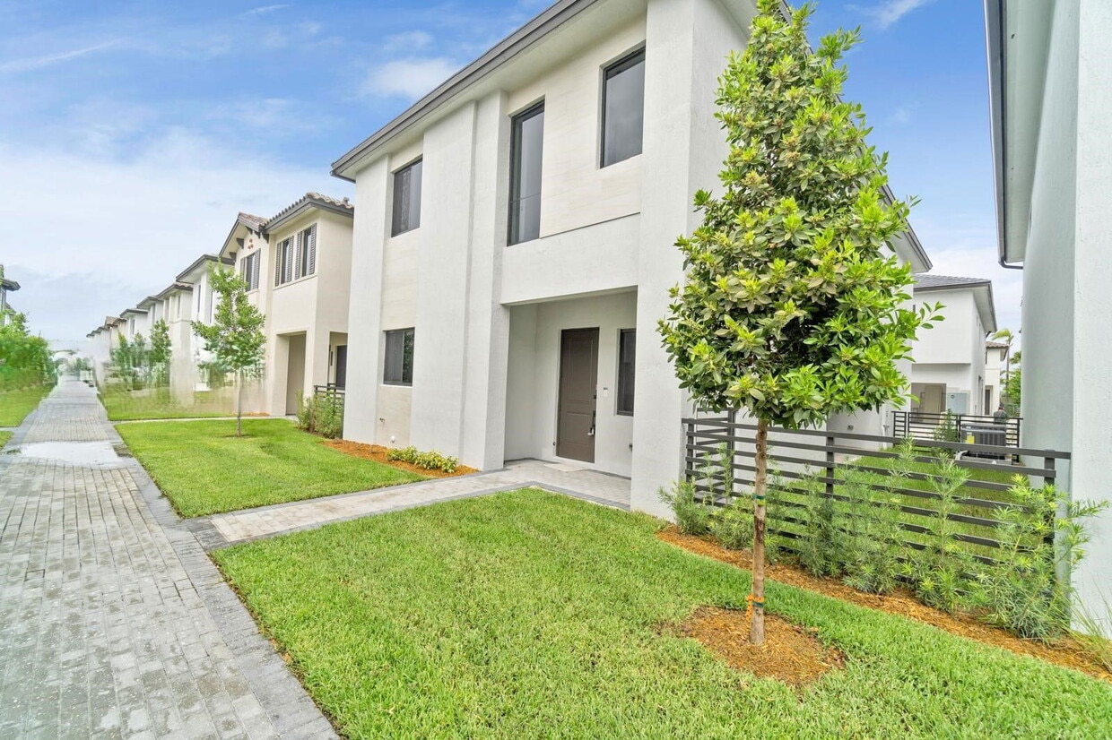 Photo - 4330 Northwest 80th Court, Doral, FL 33166 - 4 BR 3.5 BA Single-Family Home