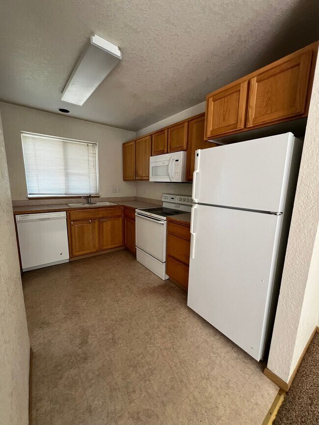 Building Photo - 3 BR 2 1/2 BA Townhouse Unit in North Hills
