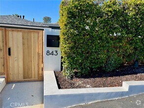 Building Photo - 843 La Vista Dr