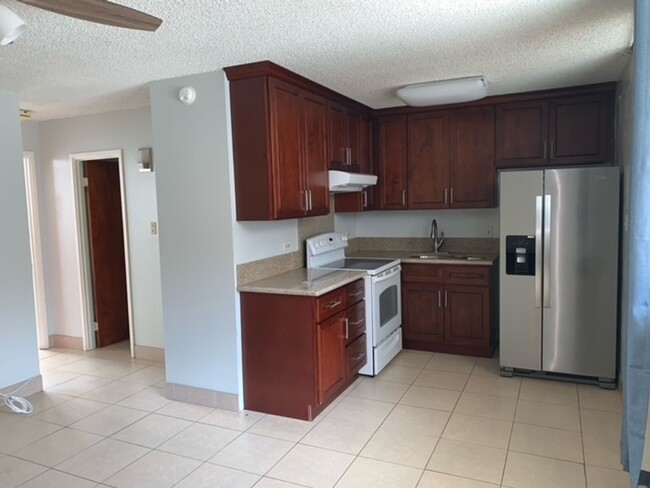 Building Photo - Recently Renovated 2 Bedroom, 1 bath unit ...