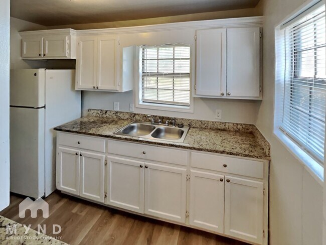 Building Photo - 1721 Whiting Dr