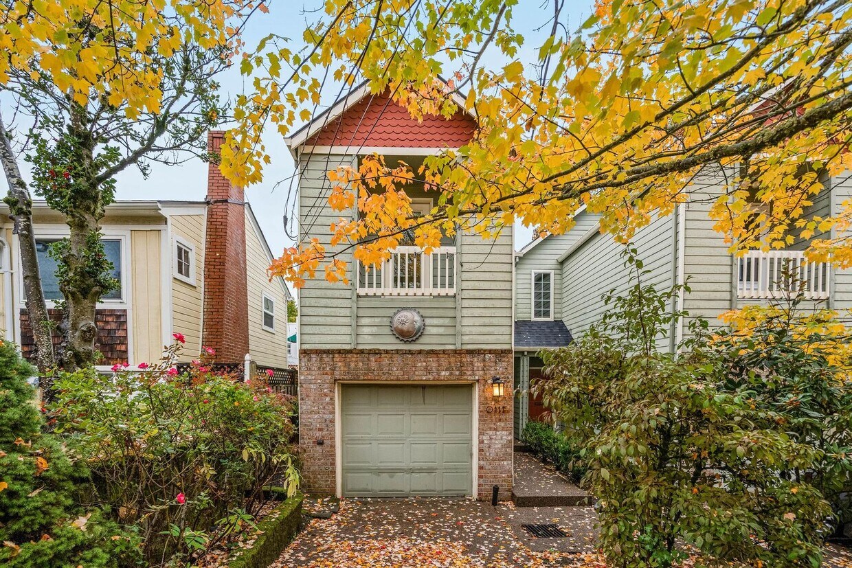 Foto principal - Unique 3-bdrm/2.5-bath duplex w/ A/C—Priva...