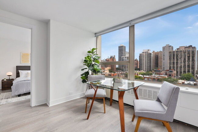 Foto del edificio - 1455 N Sandburg Terrace