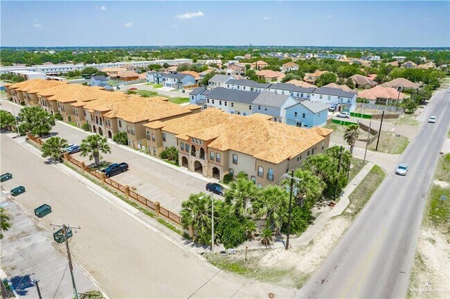 Building Photo - 17 Mimosa St