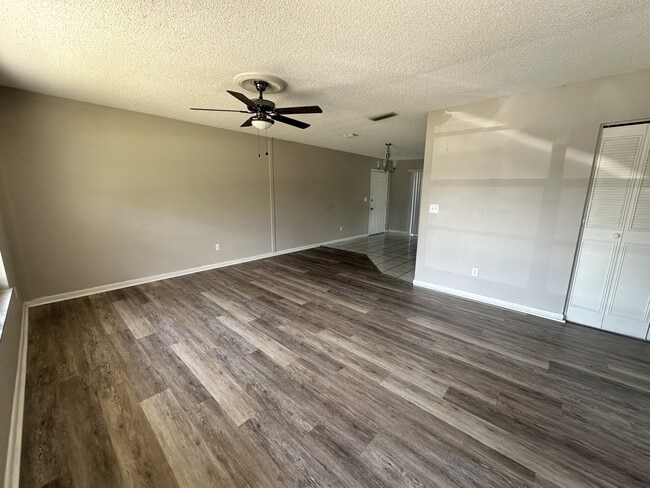 Foto del edificio - 469 Emerald Rd