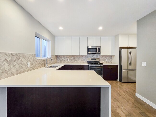 Photo du bâtiment - 61-30 30 Ave SW