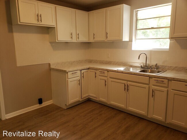 Foto del edificio - 4 br, 1 bath House - 4807 Bush Ln