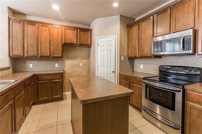Building Photo - 5713 Mariposa Dr