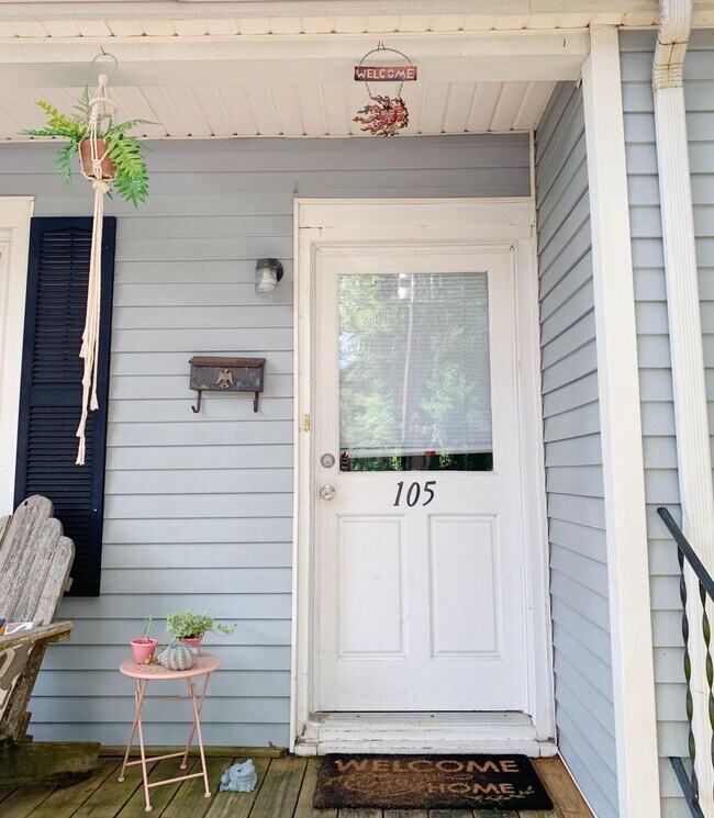 Building Photo - 3 Bedrooms 2 Full Bathrooms with fenced in...