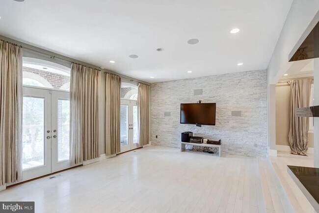 Foto del edificio - 4611 Charleston Terrace NW