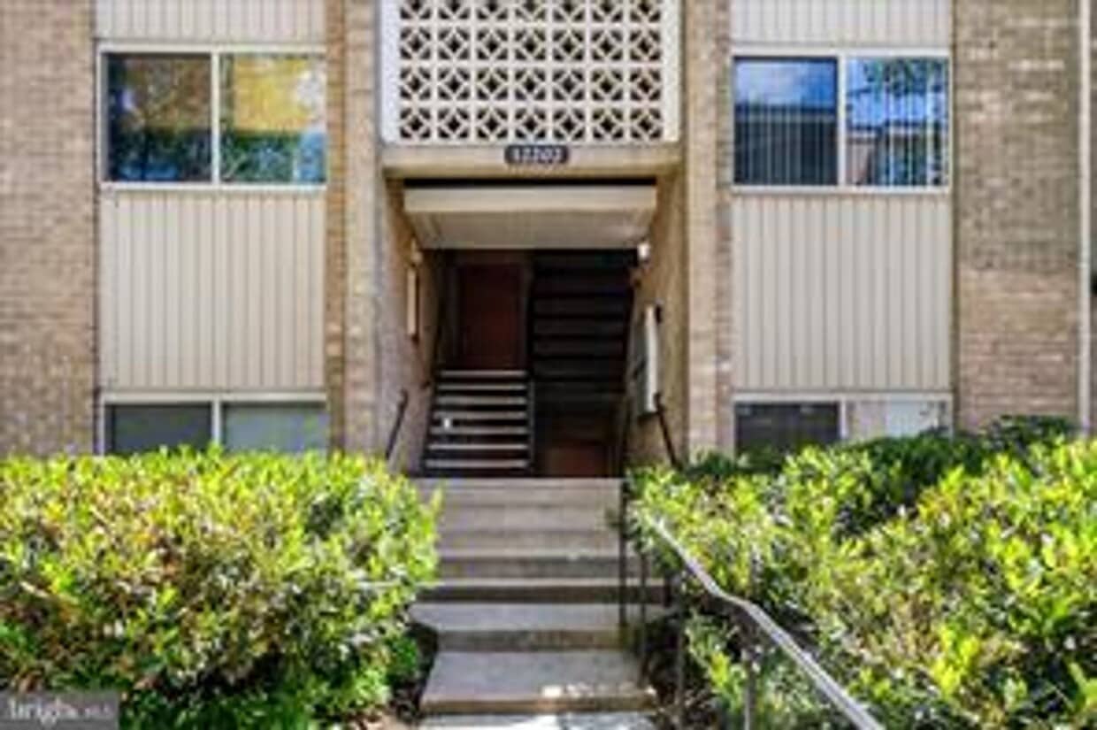 TOP FLOOR CONDO WITH QUIET VIEW - TOP FLOOR CONDO WITH QUIET VIEW