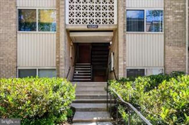 TOP FLOOR CONDO WITH QUIET VIEW - TOP FLOOR CONDO WITH QUIET VIEW