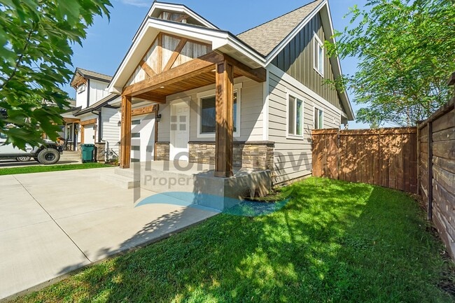 Building Photo - 2 Bedroom 2 Bath Home with Attached Garage...