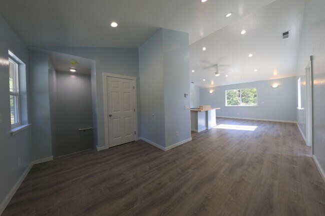 Building Photo - 287/289