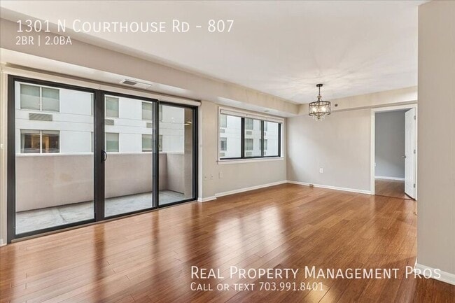 Foto del edificio - 1301 N Courthouse Rd