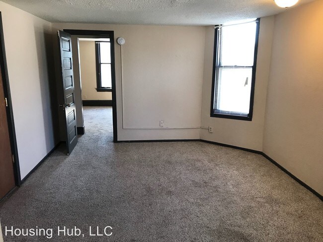 Building Photo - 1600 Emerson Ave N