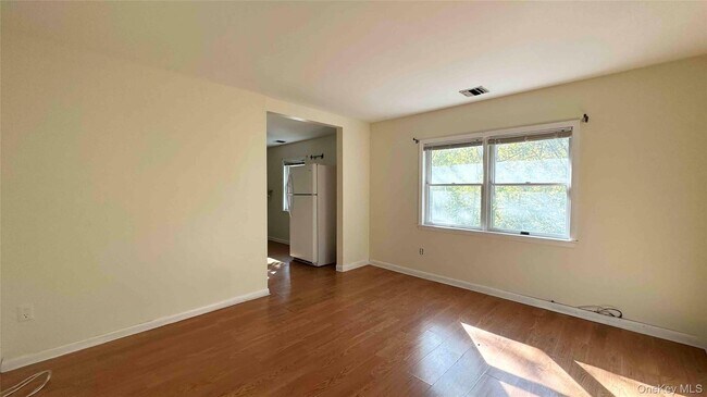 Foto del edificio - 64 Pine Hollow Rd