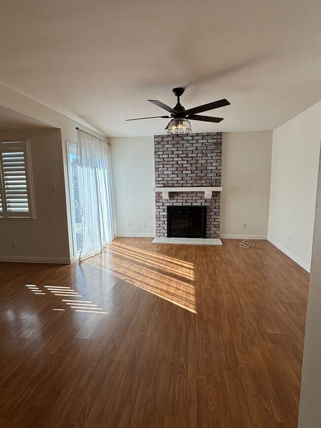 Foto del edificio - Spacious 3-Bedroom Home with Backyard & 2-Car Garage in Lakewood