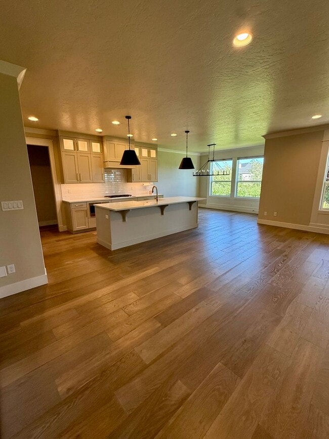 Building Photo - Welcome to this stunning 5-bedroom, 3.5-ba...